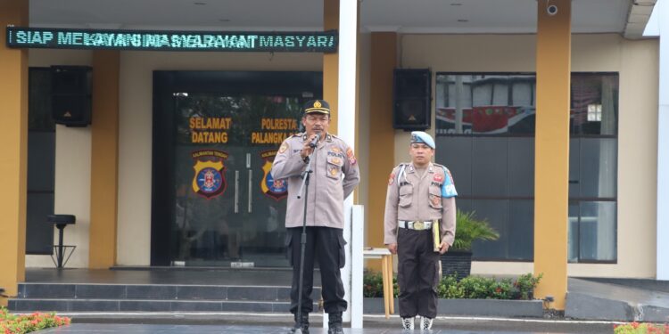 FOTO: MATAKALTENG - Kabag SDM Polresta Palangka Raya, Kompol Suyatno, pada saat memberikan arahan kepada personel.