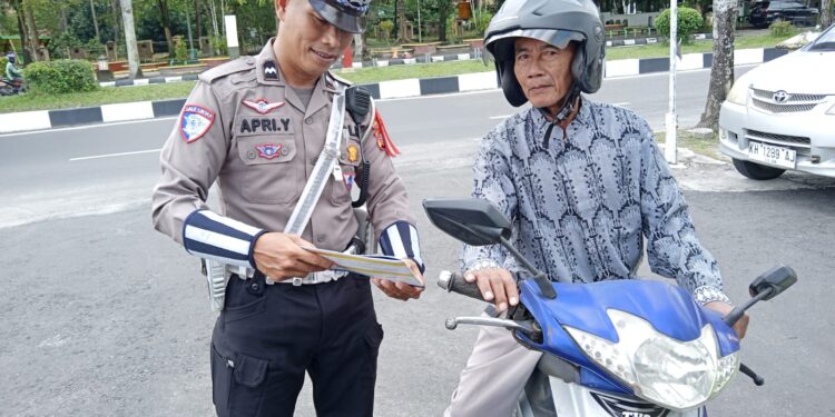 FOTO: MATAKALTENG - Personel Satlantas Polresta Palangka Raya pada saat mengedukasi pengendara.