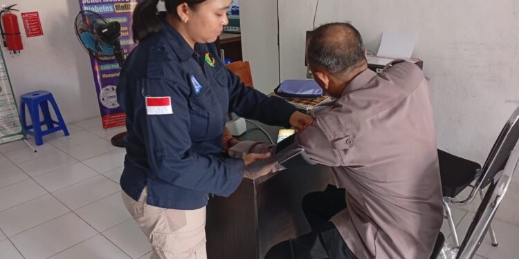 FOTO: MATAKALTENG - Personel Polresta Palangka Raya pada saat dilakukan pemeriksaan kesehatan.
