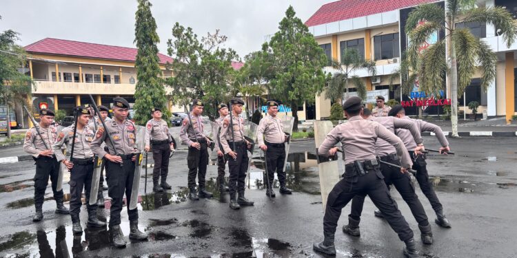 FOTO: MATAKALTENG - Personel Satsamapta Polresta Palangka Raya pada saat melakukan latihan Dalmas Lanjut.