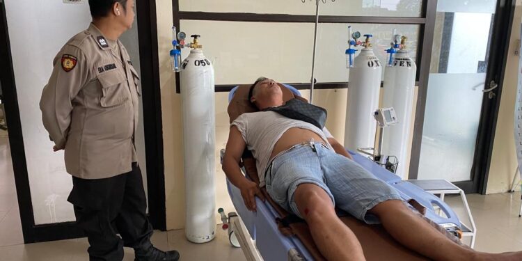 FOTO: MATAKALTENG - Personel Polsek Sabangau pada saat mendampingi korban mendapatkan perawatan medis.