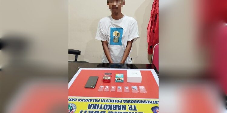 FOTO: MATAKALTENG - Terduga pelaku S pada saat diamankan di Mapolresta Palangka Raya.
