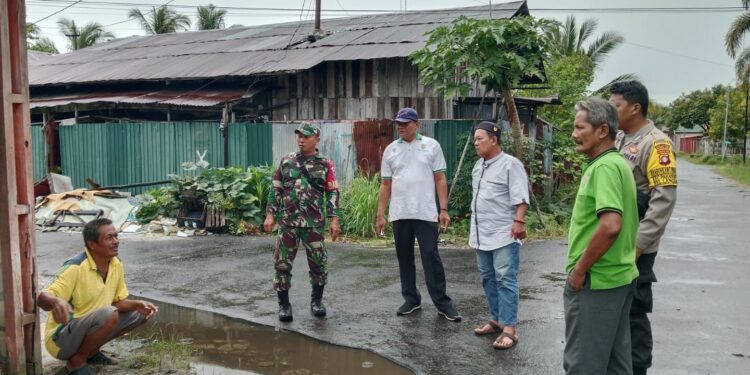 FOTO: MATAKALTENG - Bhabinkamtibmas Kelurahan Langkai, Bripka Puji Santoso, pada saat melakukan mediasi warga yang berkonflik.