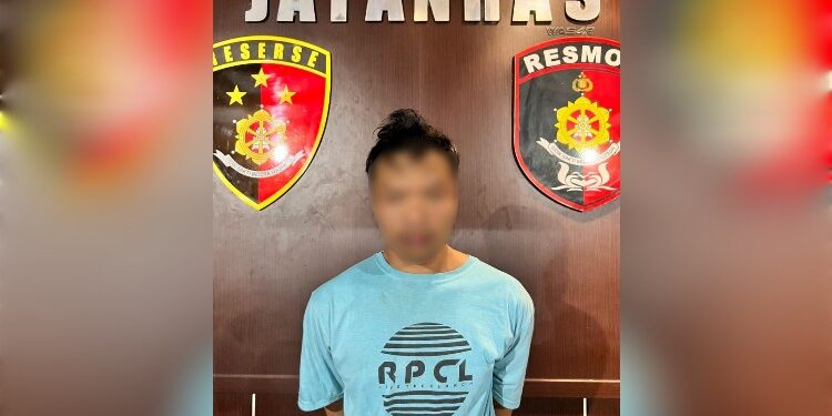 FOTO: MATAKALTENG - Terduga pelaku D pada saat diamankan di Mapolresta Palangka Raya.