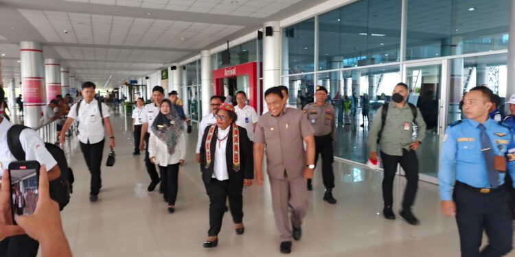 FOTO: MATAKALTENG - Wakil Gubernur Kalteng, Edy Pratowo, pada saat menyambut kedatangan Wakil Menteri Dalam Negeri.
