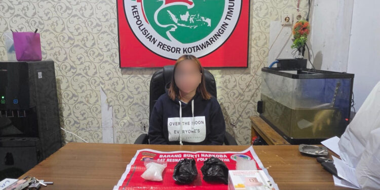 FOTO: IST/MATAKALTENG- Pelaku berserta barang bukti narkotika saat dia makan di Mapolres Kotim.