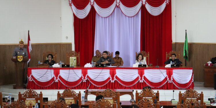 FOTO : DISKOMINFO SANTIK/MATA KALTENG - Bupati Gumas Jaya Samaya Monong menyampaikan pidato pengantar terhadap enam buah raperda dan penandatanganan persetujuan bersama terhadap ranwal RPJMD tahun 2025-2029, di rapat paripurna ke-1 masa persidangan III tahun sidang 2025, Senin, 21 April 2025.