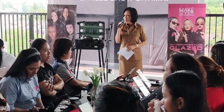 FOTO : DINAS PERPUSTAKAAN DAN KEARSIPAN/MATA KALTENG - Puluhan peserta mengikuti pelatihan dan keterampilan tata rias, di aula lantai III gedung perpustakaan, Senin, 21 April 2025.