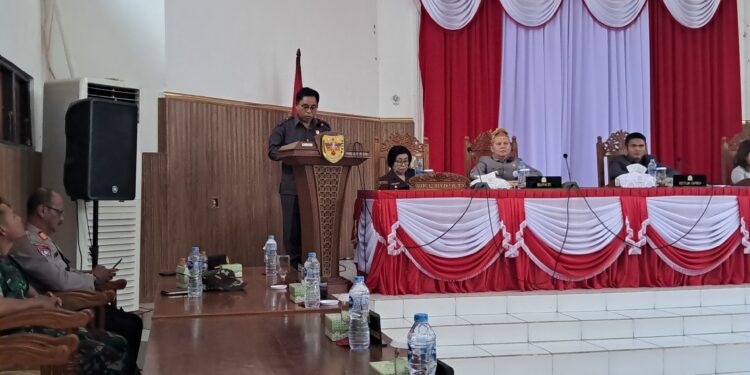 FOTO : DPRD GUMAS/MATA KALTENG - Juru Bicara DPRD Kabupaten Gumas Herbert Y Asin menyampaikan rekomendasi LKPj bupati tahun anggaran 2024, di rapat paripurna ke 1 masa persidangan III tahun sidang 2025, Senin, 21 April 2025.