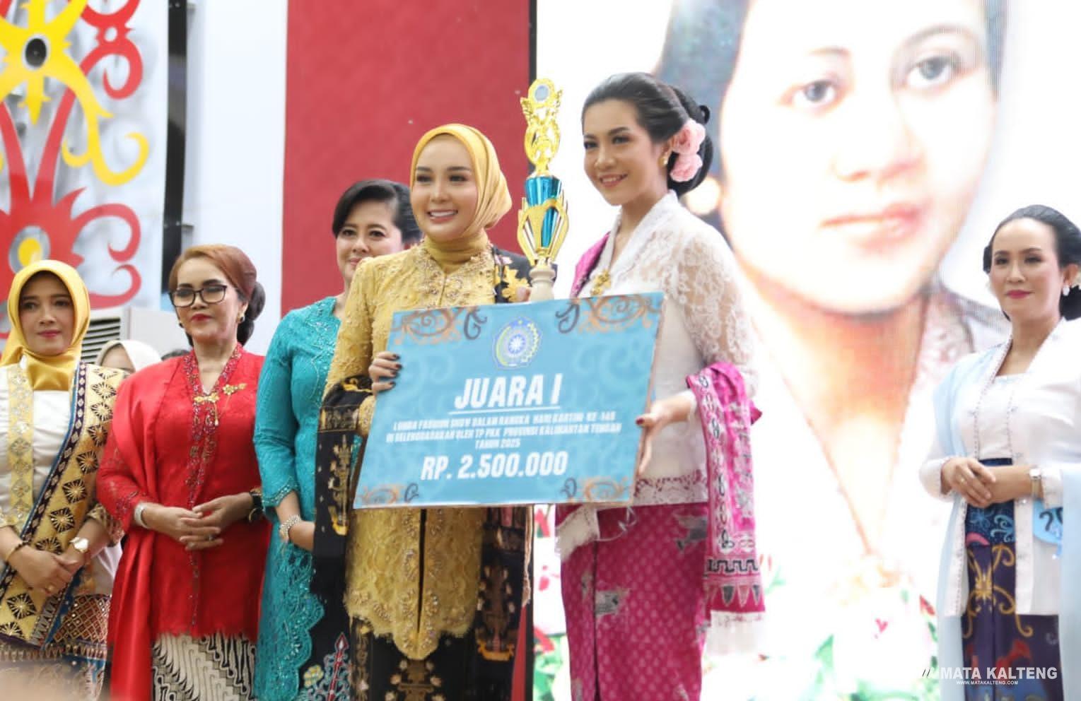 Pemprov Kalteng Gelar Fashion Show Pakaian Nasional dalam Peringatan Hari Kartini Ke-146