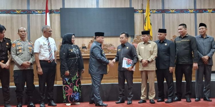 Foto:DIAN/MATA KALTENG - Penyerahan RPJMD Kotim kepada DPRD, belum lama ini.