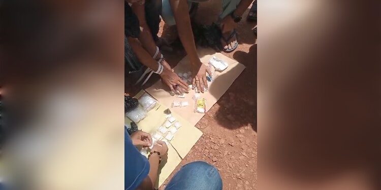 FOTO: AGUS/MATAKALTENG- Penangkapan terduga bandar narkotik jenis sabu di Desa Bukit Raya, Kecamatan Cempaga Hulu, Kotim. Rabu, 23 April 2025.