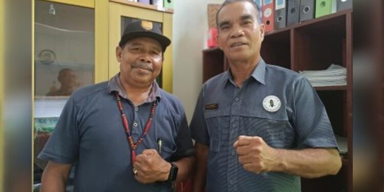 FOTO : HERMIN GANTI/MATA KALTENG - Ketua Mantir Adat Kelurahan Kuala Kurun Hermin Ganti (kiri) ketika bersama Sekretaris DAD Kabupaten Gumas Helie Gaman, belum lama ini.