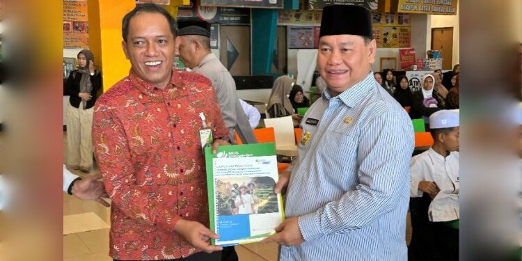 Foto:IST/MATA KALTENG - Penyerahan Laporan Policy Brief Jaminan Sosial Ketenagakerjaan ke Bupati Kotim belum lama ini.