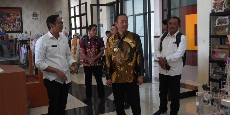 FOTO: MATAKALTENG - Bupati Sukamara, Masduki melakukan kunjungan kerja ke Kabupaten Sumedang Jawa Barat.