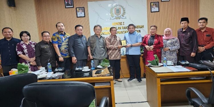 FOTO: IST/MATAKALTENG - Ketua Pansus LKPj Gubernur 2024 dari DPRD Kalteng Sudarsono menyerahkan cinderamata ke perwakilan DPRD Kalsel, di Banjarmasin.