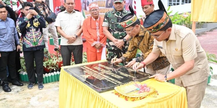 FOTO: IST/MATAKALTENG - Gubernur Kalteng, H Agustiar Sabran saat meresmikan Balai Induk Kaharingan Garing Nganderang dan Gedung Kayu Erang Tingang di kawasan Hindu Kaharingan Center, Palangka Raya.