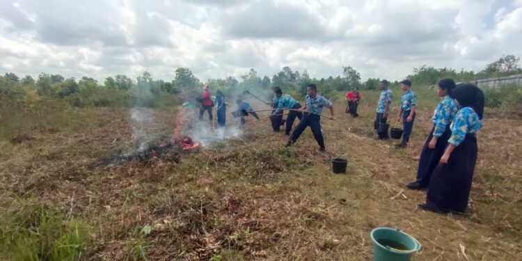 Foto: IST/MATA KALTENG - Simulasi Karhutla di SMPN 8 Sampit, 23 April 2025.