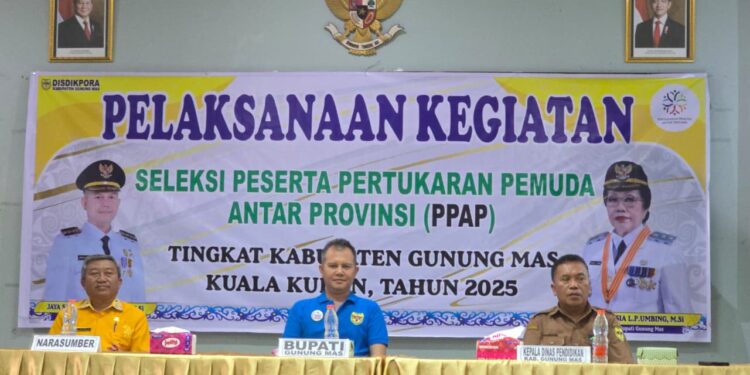 FOTO : DISKOMINFO SANTIK/MATA KALTENG - Bupati Gumas Jaya Samaya Monong (tengah) ketika menghadiri pembukaan kegiatan seleksi PPAP tingkat Kabupaten Gumas, di Aula Hotel Zepanya, Selasa, 22 April 2025 sore.