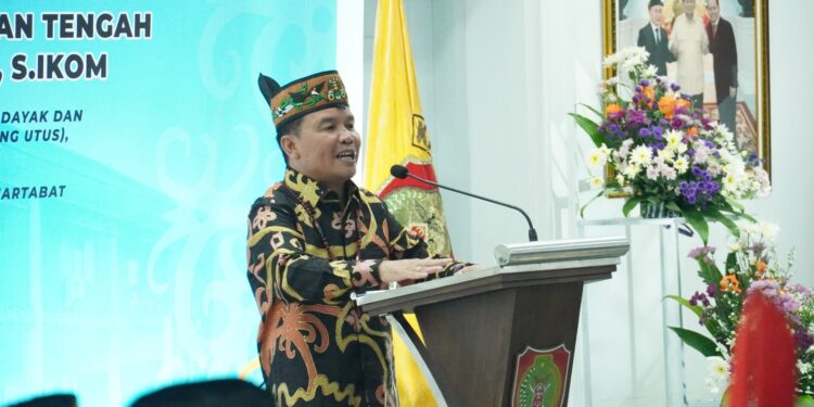 FOTO : IST/MATAKALTENG - Gubernur Agustiar Sabran menyampaikan Sekapur Sirih dalam acara Hasupa Hasundau dan Halal Bihalal bersama Pengurus DAD Kalteng di Istana Isen Mulang Palangka Raya, Selasa 22 April 2025 malam.