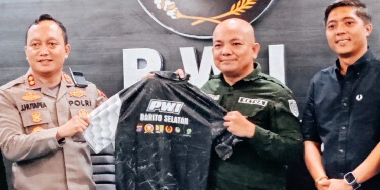 FOTO: MATAKALTENG - Kapolres Barsel, KetuaPWI Barsel dan Kasat Reskrim Polres Barsel.