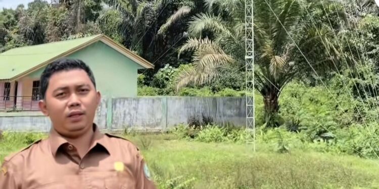 Foto:IST/MATA KALTENG - Kepala Desa Bawan Kecamatan Mentaya Hulu Wawan Setiawan saat memantau pembangunan tower, 23 April 2025.
