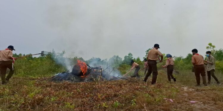 Foto:DIAN/MATA KALTENG - Simulasi Karhutla di SMPN 8 Sampit, 24 April 2025.