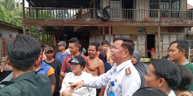 FOTO: MATAKALTENG - Kadis PUPR Barsel Ita Minarni di dampingi Kadis Sosial Barsel Harminto Saat Membagikan Sembako bagi Warga Terdampak Banjir di Kelurahan Jelapat.