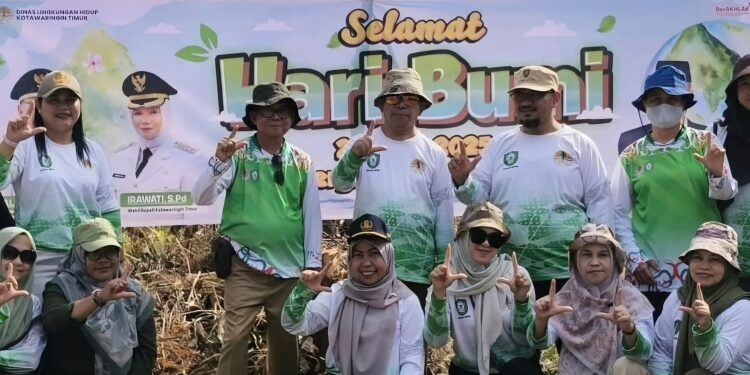 FOTO:IST/MATA KALTENG - Penanaman pohon di kebun raya Sampit Km 30 Jalan Jendral Sudirman oleh DLH Kotim, Selasa 22 April 2025.