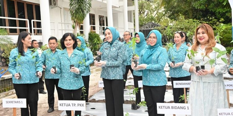 FOTO: IST/MATAKALTENG - Ketua TP PKK Kalteng Aisyah Thisia Agustiar Sabran menghadiri kegiatan Pemanfaatan Pekarangan Melalui Aku Hati PKK di Gedung PKK Kalteng, Rabu 23 April 2025 sore.