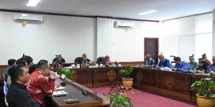 FOTO: IST/MATAKALTENG - Plt. Sekda Leonard S. Ampung Pimpin Rapat Koordinasi, Sinkronisasi, dan Evaluasi Kegiatan Strategis dan Prioritas Gubernur.