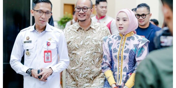 FOTO: IST/MATAKALTENG - Plt. Kepala Dinas Perdagangan dan Perindustrian Provinsi Kalteng Rangga Lesmana dan Ketua Dekranasda Kalteng Aisyah Thisia Agustiar Sabran.