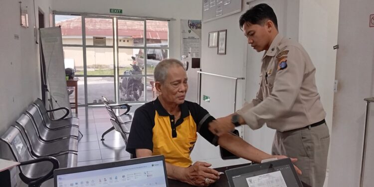 FOTO: MATAKALTENG - Personel Polresta Palangka Raya, pada saat dilakukan pemeriksaan kesehatan.