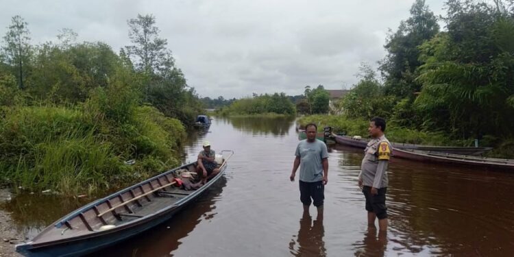 FOTO: MATAKALTENG - Personel Polsek Rakumpit, pada saat mengedukasi warga.