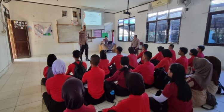FOTO: MATAKALTENG - Seksi Hukum Polresta Palangka Raya, pada saat melakukan penyuluhan di SMAN 2 Palangka Raya.