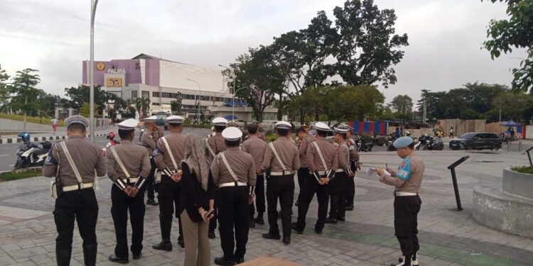 FOTO: MATAKALTENG - Personel Polresta Palangka Raya pada saat melakukan persiapan pengamanan.