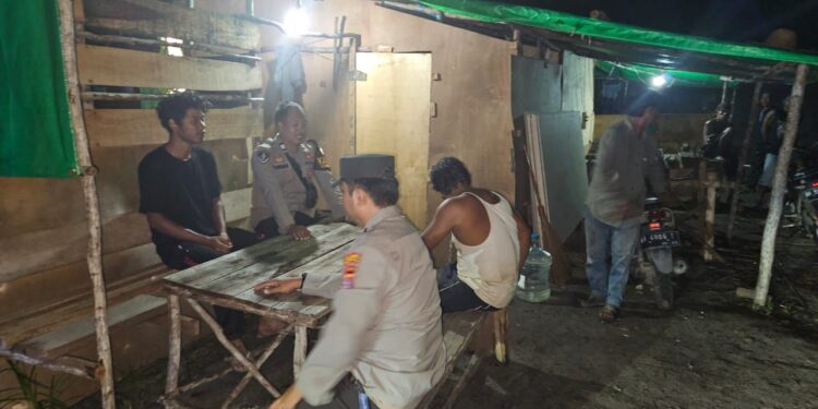 FOTO: MATAKALTENG - Personel Polsek Bukit Batu pada saat melakukan mediasi perselisihan warga.