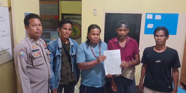 FOTO: MATAKALTENG - Warga yang berseteru, pada saat berfoto bersama berdamai.