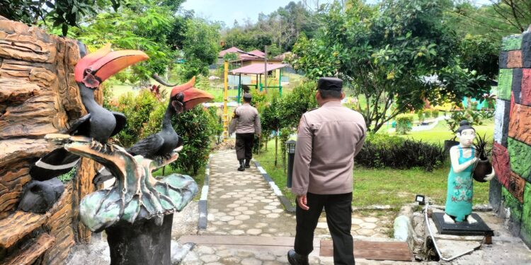 FOTO: MATAKALTENG - Personel Polsek Bukit Batu, pada saat melakukan patroli di objek wisata Matan Andau.