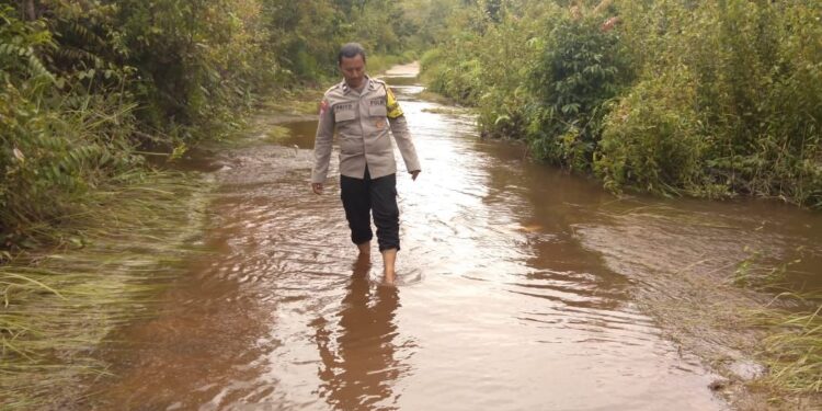 FOTO: MATAKALTENG - Personel Polsek Bukit Batu pada saat mengecek luapan air di Kelurahan Marang.