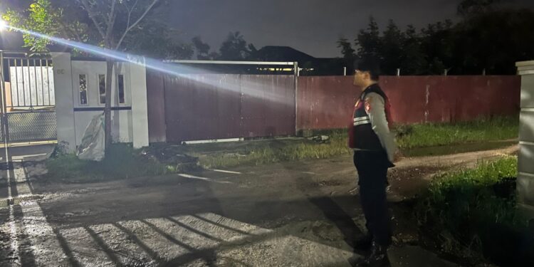 FOTO: MATAKALTENG - Personel Polresta Palangka Raya, pada saat melakukan patroli.
