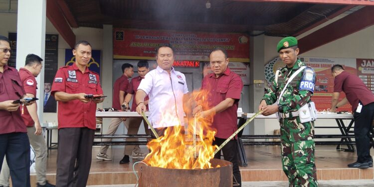 FOTO: AGUS/MATAKALTENG- Pemusnahan barang Terlarang hasil razia di blok Lapas Kelas IIB Sampit.