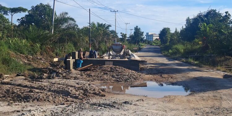FOTO : DPU GUMAS/MATA KALTENG - Pembangunan box culvert pada ruas jalan kabupaten, di Desa Tumbang Lampahung, Kecamatan Kurun mulai dikerjakan, Senin, 21 April 2025.