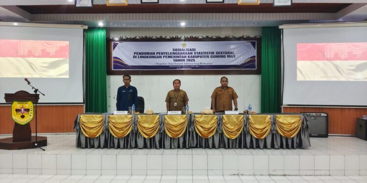 FOTO : DISKOMINFO SANTIK/MATA KALTENG - Asisten III Setda Gumas Letus Guntur dan Kepala Diskominfosantik Ruby Haris, ketika menghadiri sosialisasi pedoman penyelenggaraan statistik sektoral, di aula kantor bapperida setempat, Rabu, 23 April 2025.