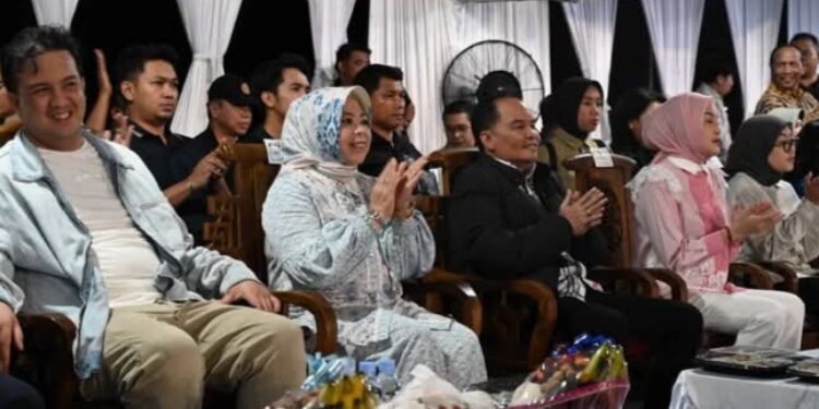 FOTO: IST/MATAKALTENG - Gubernur Kalteng Agustiar Sabran didampingi Bupati Kobar Nurhidayah larut dalam kegembiraan Semarak Hari Kemenangan di Pangkalan Bun Park, Rabu 2 April 2025.