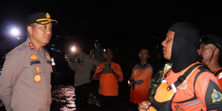 FOTO: MATAKALTENG - Kapolres Barsel AKBP.Jacson R.Hutapea Turun Langsung Ke Lokasi Banjir Yang Berada di Dua Titik Ruas Jalan Buntok-Palangkaraya Yang Terbilang Rawan dan Dalam.