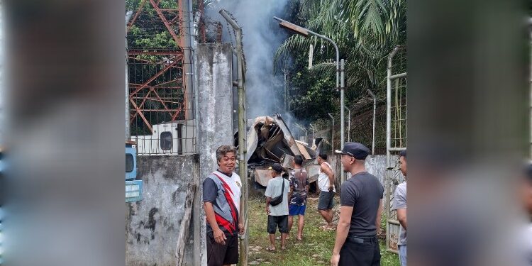 FOTO: IST/MATAKALTENG - Kades Patai, Hendrik K. saat memantau lokasi kebakaran Box Smelter di Desa Patai, Kecamatan Cempaga, Kotim. Kamis, 24 April 2025.