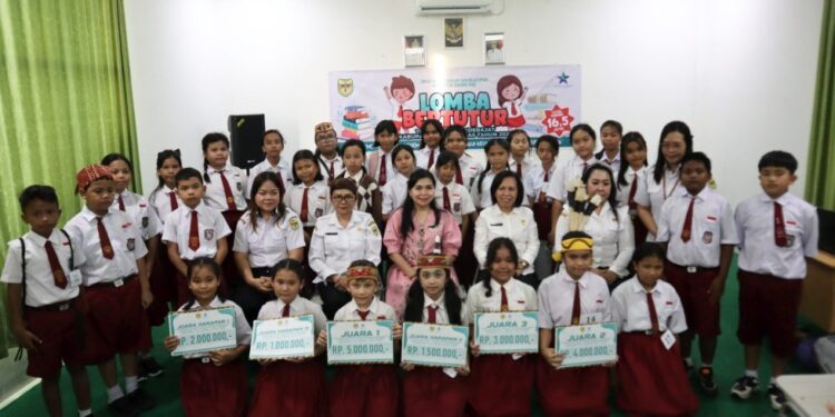 FOTO : DISKOMINFO SANTIK/MATA KALTENG - Bunda Literasi Kabupaten Gumas Mimie Mariatie Jaya Samaya Monong berfoto bersama dengan para peserta lomba bertutur tingkat SD/MI Ashley Cleo Palar, Kamis, 24 April 2025.