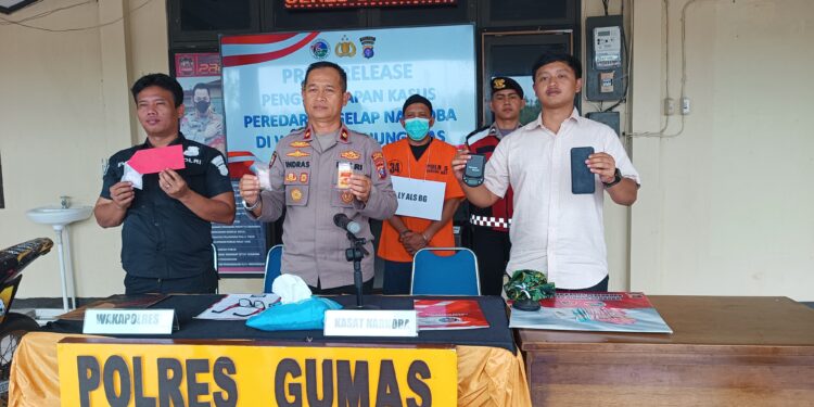 FOTO : HUMAS POLRES GUMAS/MATA KALTENG - Wakapolres Gumas Kompol Indras Purwoko didampingi Kasat Narkoba Iptu Abi Wahyu Prasetyo dan Kasubsi PID Bripka Evan Prawidianto, menunjukkan barang bukti sabu, ketika melakukan press rilis, di halaman mapolres setempat, Kamis, 24 April 2025 sore.