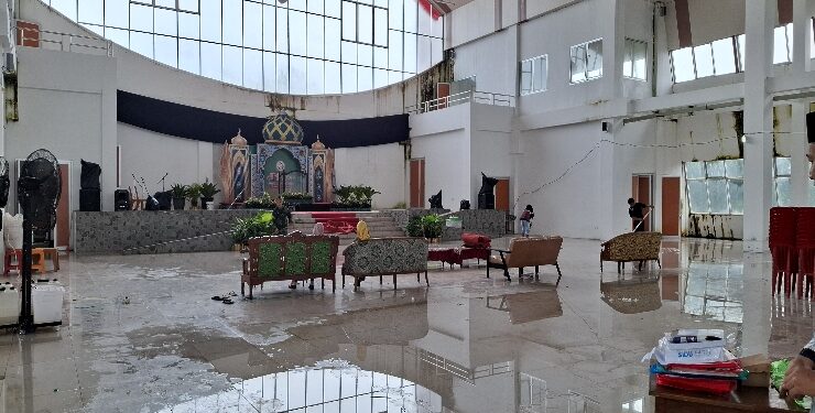 FOTO : DIAN/MATA KALTENG - Gedung expo saat pelaksanaan MTQ ke 56 Kecamatan Baamang kebanjiran pasca hujan lebat sejak dini hari, 26 April 2025.